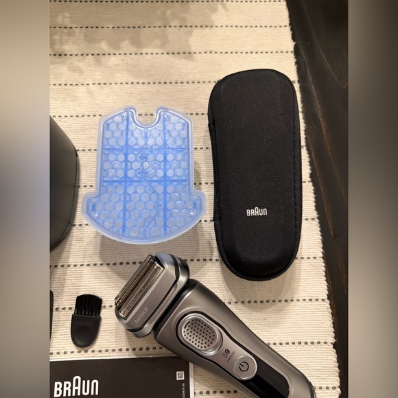 Braun Series 9 Electric Shaver - Silver and Black - Picture 5 of 12